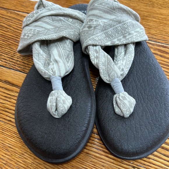 Sanuk yoga mat sling sandals, size 7.  Upper is fabric in neutral tan/cream. - Picture 3 of 9
